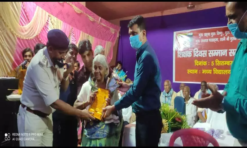 शिक्षक दिवस पर शिक्षकों का सम्मान,जिम्मेदारियों को बखूबी निभाये शिक्षक: डीएम शिक्षक दिवस पर शिक्षकों का सम्मान,जिम्मेदारियों को बखूबी निभाये शिक्षक: डीएम