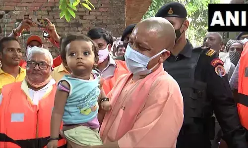 जानिए आखिर क्यों बच्चे सीएम योगी को बोलते हैं टॉफी वाले बाबा जानिए आखिर क्यों बच्चे सीएम योगी को बोलते हैं टॉफी वाले बाबा
