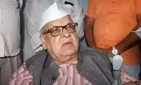 यूपी के पूर्व राज्यपाल अजीज कुरैशी अपनी भाभी के पास आकर बोले-सरकार ने सांसद के साथ जुल्म किए यूपी के पूर्व राज्यपाल अजीज कुरैशी अपनी भाभी के पास आकर बोले-सरकार ने सांसद के साथ जुल्म किए