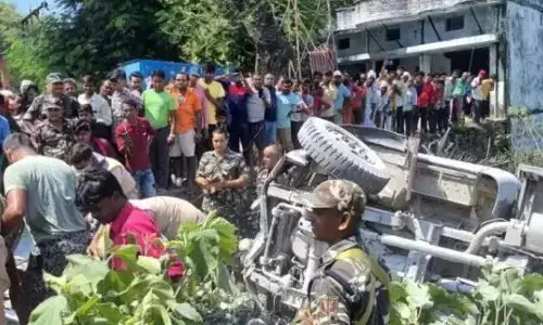 बिजली पोल से टकराई बाइक और SSB की गाड़ी, बाइक सवार दो की मौत, 11 जवान घायल