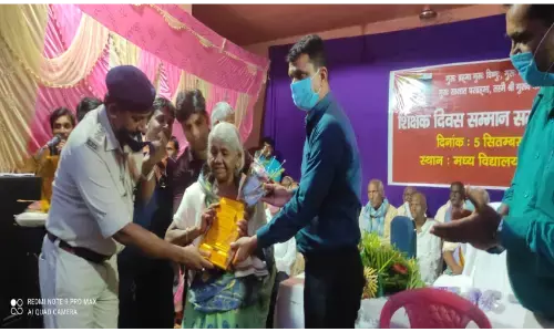 शिक्षक दिवस पर शिक्षकों का सम्मान,जिम्मेदारियों को बखूबी निभाये शिक्षक: डीएम शिक्षक दिवस पर शिक्षकों का सम्मान,जिम्मेदारियों को बखूबी निभाये शिक्षक: डीएम