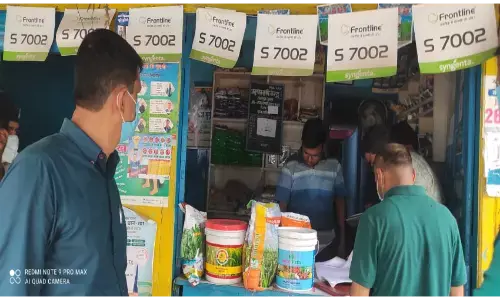 अधिक कीमत लेनेवाले खाद बिक्रेताओं का लाइसेंस रद्द करने का निर्देश, डीएम ने किया संग्रामपुर में दुकान का निरीक्षण अधिक कीमत लेनेवाले खाद बिक्रेताओं का लाइसेंस रद्द करने का निर्देश, डीएम ने किया संग्रामपुर में दुकान का निरीक्षण