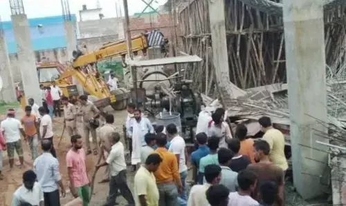 भदोही में छत ढलाई के समय बड़ा हादसा, शटरिंग गिरने से एक की मौत और कई घायल भदोही में छत ढलाई के समय बड़ा हादसा, शटरिंग गिरने से एक की मौत और कई घायल