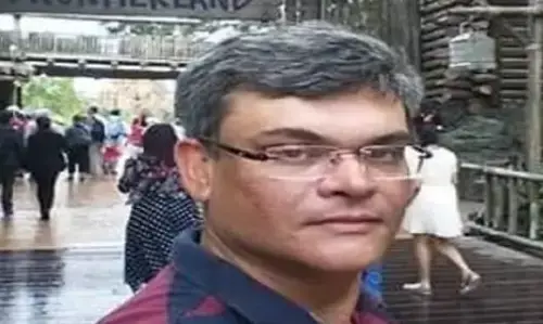 डॉक्टर ने अपनी पिस्टल से बाथरूम में जाकर मारी खुद को गोली, शव भेजा गया पोस्टमार्टम के लिए डॉक्टर ने अपनी पिस्टल से बाथरूम में जाकर मारी खुद को गोली, शव भेजा गया पोस्टमार्टम के लिए