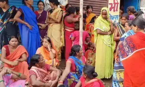पटना में 2 दिन से लापता युवक की लाश गड्ढे में मिली, गुस्साए परिजन और स्थानीय लोगों ने सड़क किया जाम पटना में 2 दिन से लापता युवक की लाश गड्ढे में मिली, गुस्साए परिजन और स्थानीय लोगों ने सड़क किया जाम