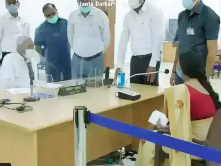 जनता दरबार: सीएम नीतीश से एक महिला ने जेडीयू के विधायक पर पति की हत्या का लगाया आरोप,कार्रवाई की लगाई गुहार जनता दरबार: सीएम नीतीश से एक महिला ने जेडीयू के विधायक पर पति की हत्या का लगाया आरोप,कार्रवाई की लगाई गुहार