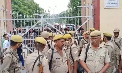 рдмреАрдПрдЪрдпреВ рдореЗрдВ рдЫрд╛рддреНрд░ рдФрд░ рдЕрд╕реНрдкрддрд╛рд▓рдХрд░реНрдореА рднрд┐рдбрд╝реЗ, рдорд╛рд╣реМрд▓ рдмрд┐рдЧрдбрд╝рддреЗ-рдмрд┐рдЧрдбрд╝рддреЗ рдмрдЪрд╛ рдмреАрдПрдЪрдпреВ рдореЗрдВ рдЫрд╛рддреНрд░ рдФрд░ рдЕрд╕реНрдкрддрд╛рд▓рдХрд░реНрдореА рднрд┐рдбрд╝реЗ, рдорд╛рд╣реМрд▓ рдмрд┐рдЧрдбрд╝рддреЗ-рдмрд┐рдЧрдбрд╝рддреЗ рдмрдЪрд╛