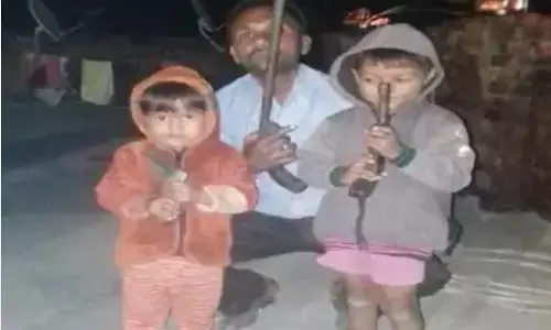 कौशाम्बी में मासूम बच्चों के हाथों असलहा, फोटो हुई वायरल कौशाम्बी में मासूम बच्चों के हाथों असलहा, फोटो हुई वायरल