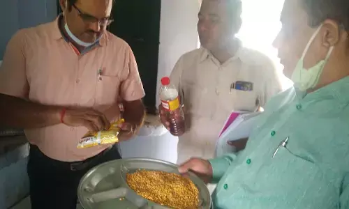 स्कूलो में बच्चो को दिए जाने वाले राशन व भोजन के खाद्य टीम ने भरे नमूने, 12 नमूने संग्रहित कर भेजा प्रयोगशाला स्कूलो में बच्चो को दिए जाने वाले राशन व भोजन के खाद्य टीम ने भरे नमूने, 12 नमूने संग्रहित कर भेजा प्रयोगशाला