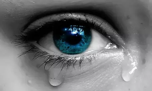 इतना गहरे उतर गए आँसू,  लोग समझे कि मर गए आँसू : गज़ल