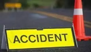 मधुबनी में अपर सचिव की कार की ट्रक से हुई टक्कर, पत्नी और ड्राइवर समेत 3 लोग हुए घायल