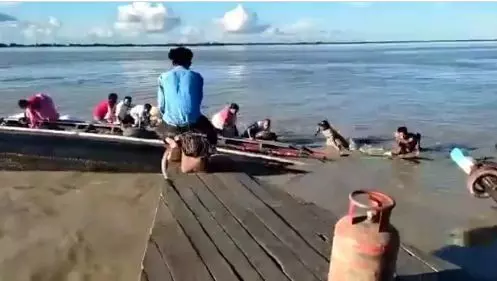 Asam Breaking News : ब्रह्मपुत्र नदी पर हुआ भयानक नाव दुर्घटना,100 यात्री के लापता होने की खबर