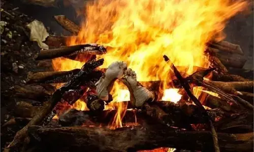 सनसनीखेज मामला: नाबालिग प्रेमी-प्रेमिका ने की सामूहिक आत्महत्या, कहा- एक ही शमशान पर दोनों को जलाना सनसनीखेज मामला: नाबालिग प्रेमी-प्रेमिका ने की सामूहिक आत्महत्या, कहा- एक ही शमशान पर दोनों को जलाना