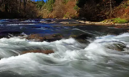 एक नदी गुज़रती है.. एक नदी गुज़रती है..