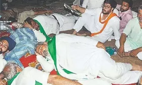 करनाल में किसानों का धरना जारी, SDM को हटाने की मांग पर अड़े