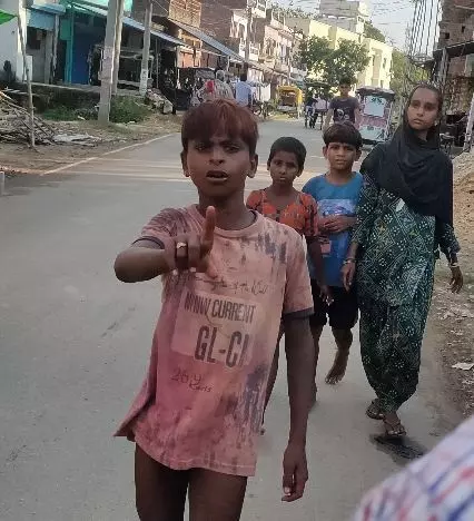 पूरामुफ्ती थाना के आसपास भीख मांगने वाले बच्चों का गैंग सक्रिय,पढ़ने लिखने की उम्र में बच्चों से भीख मंगवाने वाला मास्टर माइंड कौन पूरामुफ्ती थाना के आसपास भीख मांगने वाले बच्चों का गैंग सक्रिय,पढ़ने लिखने की उम्र में बच्चों से भीख मंगवाने वाला मास्टर माइंड कौन