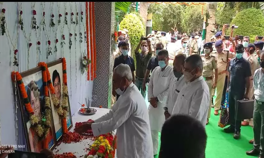 पूर्व मंत्री मेवालाल को श्रद्धांजलि देने पहुंचे नीतीश कुमार पूर्व मंत्री मेवालाल को श्रद्धांजलि देने पहुंचे नीतीश कुमार