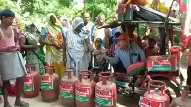 इस राजनीतिक दल ने यूपी में 499 रुपये में बांटा गैस सिलेंडर इस राजनीतिक दल ने यूपी में 499 रुपये में बांटा गैस सिलेंडर