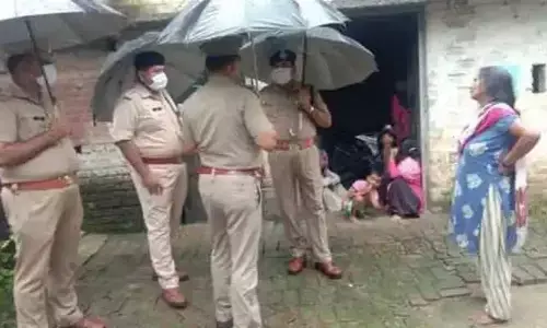 рдмреЗрдЯреА рдХреЛ рдкреНрд░реЗрдореА рд╕рдВрдЧ рдЖрдкрддреНрддрд┐рдЬрдирдХ рд╕реНрддрд┐рдерд┐ рдореЗрдВ рджреЗрдЦ рдЧреБрд╕реНрд╕реЗ рдореЗрдВ рдЖрдИ рдорд╛рдБ рдиреЗ рджреВрд╕рд░реА рдмреЗрдЯреА рд╕рдВрдЧ рдорд┐рд▓рдХрд░ рдЙрдард╛рдпрд╛ рдпреЗ реЩреМреЮрдирд╛рдХ рдХрджрдо, рд╣реБрдИ рдореМрдд... рдмреЗрдЯреА рдХреЛ рдкреНрд░реЗрдореА рд╕рдВрдЧ рдЖрдкрддреНрддрд┐рдЬрдирдХ рд╕реНрддрд┐рдерд┐ рдореЗрдВ рджреЗрдЦ рдЧреБрд╕реНрд╕реЗ рдореЗрдВ рдЖрдИ рдорд╛рдБ рдиреЗ рджреВрд╕рд░реА рдмреЗрдЯреА рд╕рдВрдЧ рдорд┐рд▓рдХрд░ рдЙрдард╛рдпрд╛ рдпреЗ реЩреМреЮрдирд╛рдХ рдХрджрдо, рд╣реБрдИ рдореМрдд...