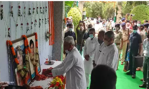 पूर्व मंत्री मेवालाल को श्रद्धांजलि देने पहुंचे नीतीश कुमार पूर्व मंत्री मेवालाल को श्रद्धांजलि देने पहुंचे नीतीश कुमार