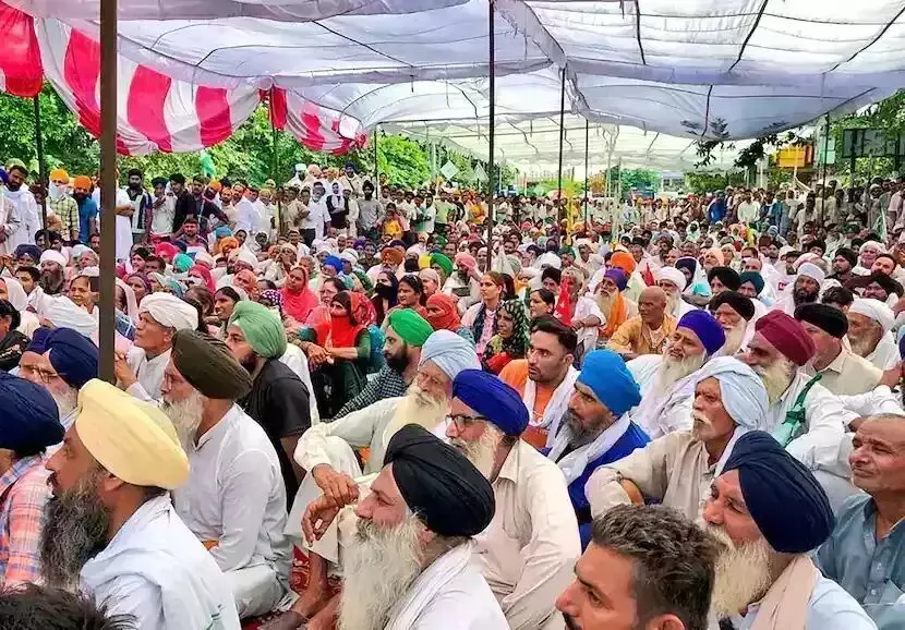 करनाल में किसानों का धरना जारी, 4 दिन बाद इंटरनेट से हटा प्रतिबंद करनाल में किसानों का धरना जारी, 4 दिन बाद इंटरनेट से हटा प्रतिबंद