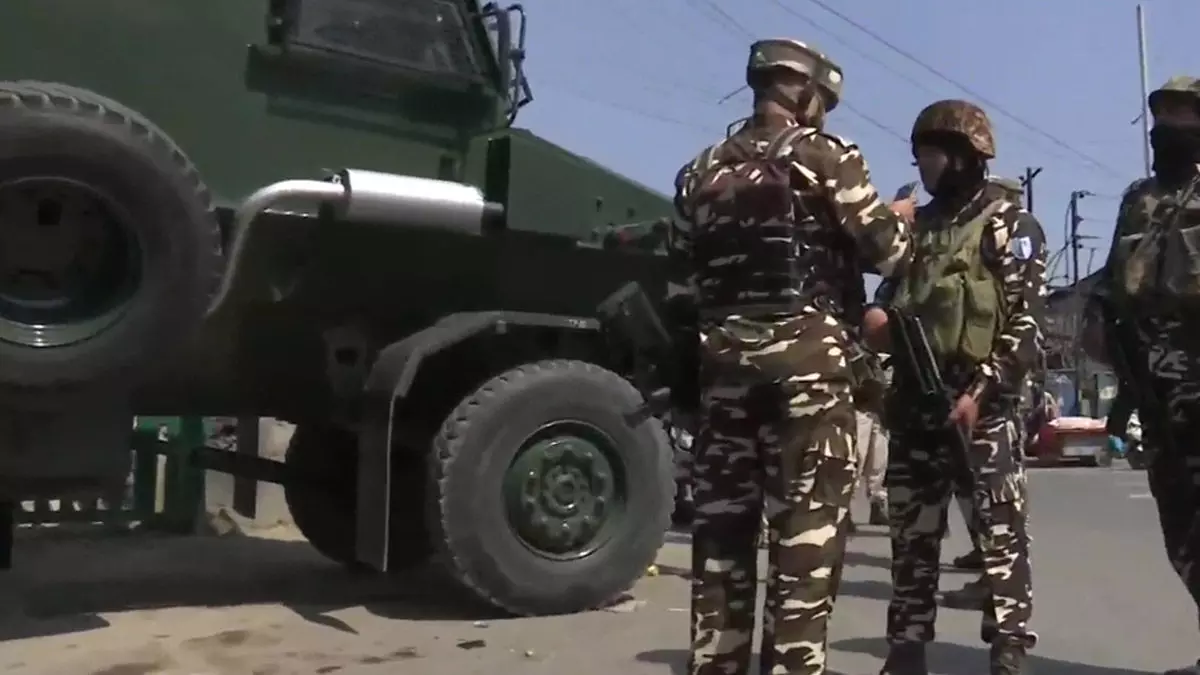 श्रीनगर में CRPF पर हुआ आतंकी हमला, एक जवान घायल श्रीनगर में CRPF पर हुआ आतंकी हमला, एक जवान घायल