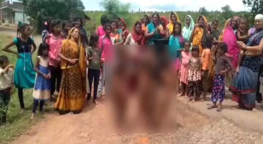 Breaking News: गांव में नाबालिग लड़कियों को निर्वस्त्र कर घुमाया, वीडियो बनाने वाले 8 लोगों के खिलाफ केस दर्ज