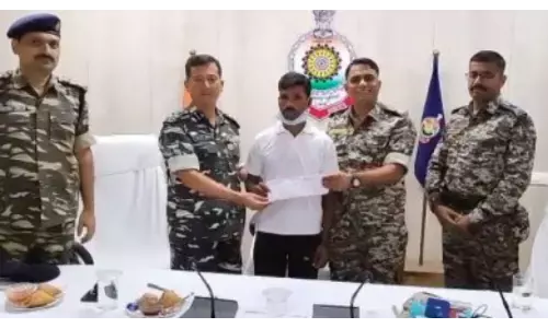 छत्तीसगढ़ पुलिस के हाथ लगी बड़ी कामयाबी, 8 लाख के इनामी नक्सली ने किया सरेंडर छत्तीसगढ़ पुलिस के हाथ लगी बड़ी कामयाबी, 8 लाख के इनामी नक्सली ने किया सरेंडर