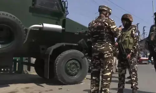 श्रीनगर में CRPF पर हुआ आतंकी हमला, एक जवान घायल श्रीनगर में CRPF पर हुआ आतंकी हमला, एक जवान घायल