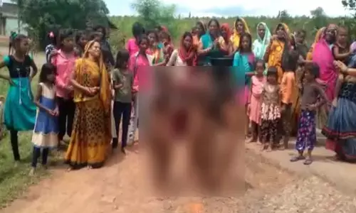 Breaking News: गांव में नाबालिग लड़कियों को निर्वस्त्र कर घुमाया, वीडियो बनाने वाले 8 लोगों के खिलाफ केस दर्ज Breaking News: गांव में नाबालिग लड़कियों को निर्वस्त्र कर घुमाया, वीडियो बनाने वाले 8 लोगों के खिलाफ केस दर्ज