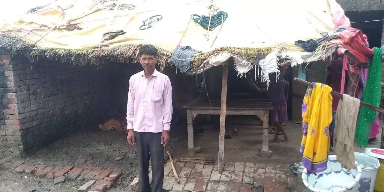 भेदभाव-दलितों को नही मिला आवास, झेल रहे गरीबी का दंश भेदभाव-दलितों को नही मिला आवास, झेल रहे गरीबी का दंश