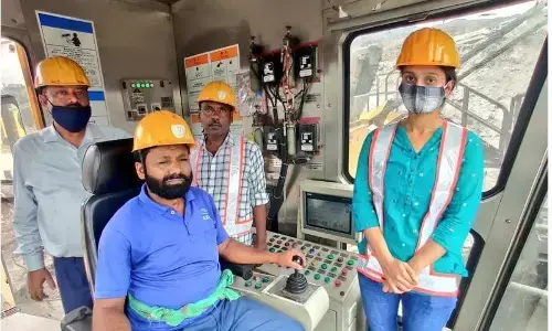 प्रल्हाद जोशी ने शिवानी मीणा को सीसीएल की रजरप्पा परियोजना में उत्खनन इंजीनियर बनने पर बधाई दी..