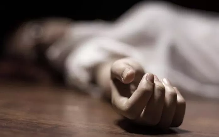 नोएडा: तीसरी मंजिल से गिरकर महिला की मौत, हिरासत में लेकर पति से पूछताछ जारी नोएडा: तीसरी मंजिल से गिरकर महिला की मौत, हिरासत में लेकर पति से पूछताछ जारी
