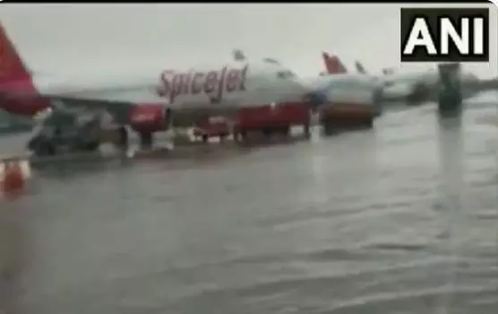 रिकार्ड तोड़ बारिश से दिल्ली में आईजीआई एयरपोर्ट पर जलभराव से थमी रफ्तार