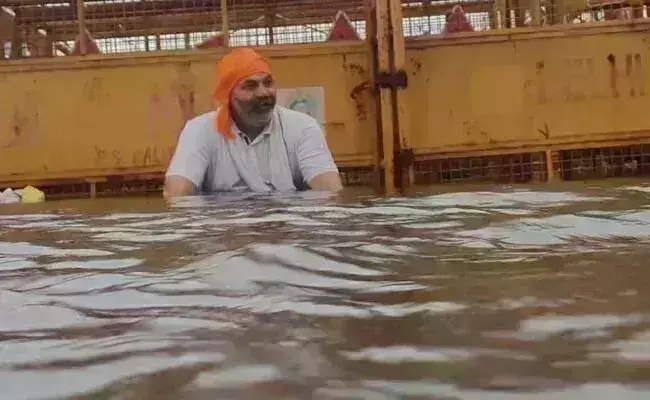 राकेश टिकैत ने पानी में बैठकर जताया विरोध, गाजीपुर बॉर्डर हुआ जलमग्न राकेश टिकैत ने पानी में बैठकर जताया विरोध, गाजीपुर बॉर्डर हुआ जलमग्न