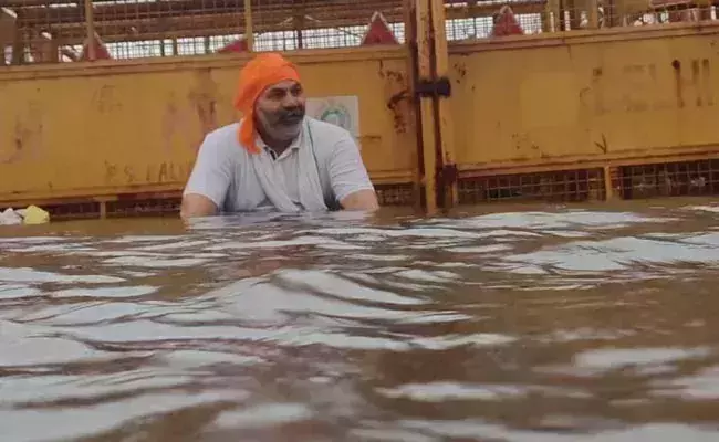 राकेश टिकैत ने पानी में बैठकर जताया विरोध, गाजीपुर बॉर्डर हुआ जलमग्न