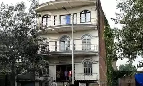अस्पताल में मरीज से कर रहा था कंपाउंडर रेप तब तक आ गया युवती का पति और फिर हुआ ये हाल अस्पताल में मरीज से कर रहा था कंपाउंडर रेप तब तक आ गया युवती का पति और फिर हुआ ये हाल