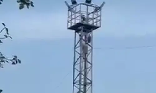 पानीपत: टावर पर चढ़ा किसान, करनाल में रहे विवादित एसडीएम को सस्पेंड करने की मांग, प्रशासन मनाने में जुटा.. पानीपत: टावर पर चढ़ा किसान, करनाल में रहे विवादित एसडीएम को सस्पेंड करने की मांग, प्रशासन मनाने में जुटा..