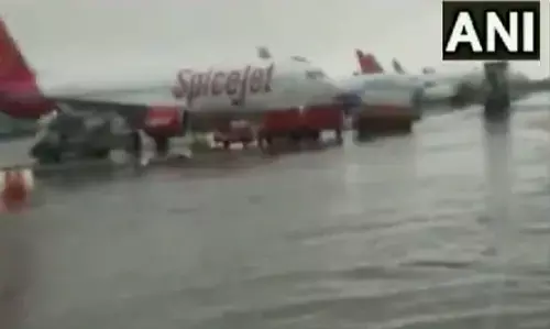 रिकार्ड तोड़ बारिश से दिल्ली में आईजीआई एयरपोर्ट पर जलभराव से थमी रफ्तार
