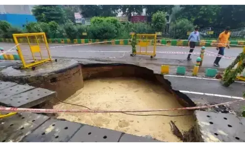 भारी बारिश के कारण ग़ाज़ियाबाद प्रशासन की खुली पोल, इंदिरापुरम में धंसी सड़क भारी बारिश के कारण ग़ाज़ियाबाद प्रशासन की खुली पोल, इंदिरापुरम में धंसी सड़क