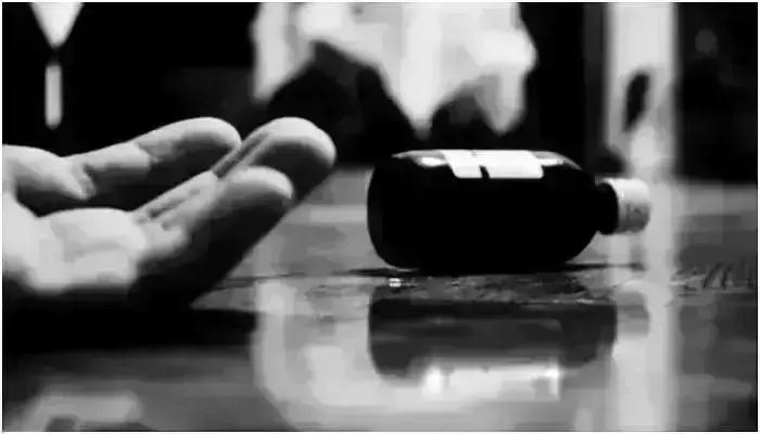 माँ ने दो मासूम बेटियों को पिलाया जहर, फिर खुद पिया, दो की मौत माँ ने दो मासूम बेटियों को पिलाया जहर, फिर खुद पिया, दो की मौत