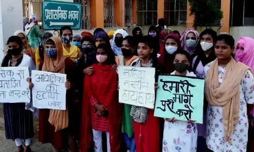 अल्पसंख्यक छात्राओं ने अधीक्षिका के खिलाफ खोला मोर्चा अल्पसंख्यक छात्राओं ने अधीक्षिका के खिलाफ खोला मोर्चा