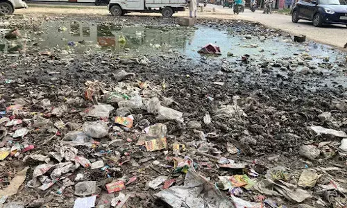 рдШрдиреА рдЖрдмрд╛рджреА рд░рд╛рдЬрд╛рддрд╛рд▓рд╛рдм рдмрд╛рдЬрд╝рд╛рд░ рдореЗрдВ рдлреЗрдВрдХрд╛ рдЬрд╛ рд░рд╣рд╛ рд╣рд╛рдИрд╡реЗ рдХрд╛ рдХрдЪрд░рд╛, рд╡рд┐рд░реЛрдз рдХреЗ рдмрд╛рдж рдЯреНрд░реИрдХреНрдЯрд░ рд▓реЗрдХрд░ рднрд╛рдЧреЗ рдШрдиреА рдЖрдмрд╛рджреА рд░рд╛рдЬрд╛рддрд╛рд▓рд╛рдм рдмрд╛рдЬрд╝рд╛рд░ рдореЗрдВ рдлреЗрдВрдХрд╛ рдЬрд╛ рд░рд╣рд╛ рд╣рд╛рдИрд╡реЗ рдХрд╛ рдХрдЪрд░рд╛, рд╡рд┐рд░реЛрдз рдХреЗ рдмрд╛рдж рдЯреНрд░реИрдХреНрдЯрд░ рд▓реЗрдХрд░ рднрд╛рдЧреЗ