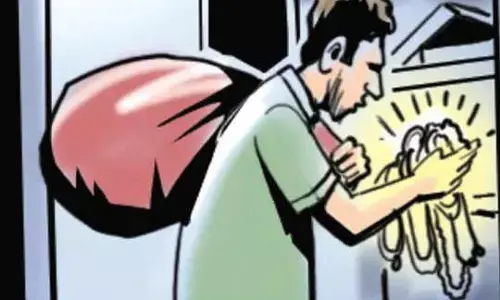 बीती रात घर में सेंध कर चोर उठा ले गए हज़ारो का सामान बीती रात घर में सेंध कर चोर उठा ले गए हज़ारो का सामान