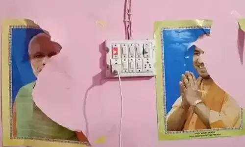यूपी में मोदी के आगमन से पहले मोदी योगी के पोस्टर फाड़े, मचा हडकम्प यूपी में मोदी के आगमन से पहले मोदी योगी के पोस्टर फाड़े, मचा हडकम्प