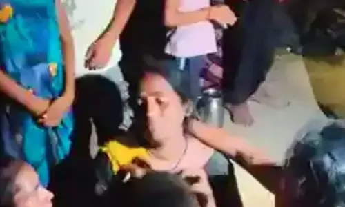 UP : कुशीनगर में दर्दनाक हादसा : पंखे का प्लग लगाते समय लगा करंट, पिता- पुत्र की मौत से मचा कोहराम UP : कुशीनगर में दर्दनाक हादसा : पंखे का प्लग लगाते समय लगा करंट, पिता- पुत्र की मौत से मचा कोहराम