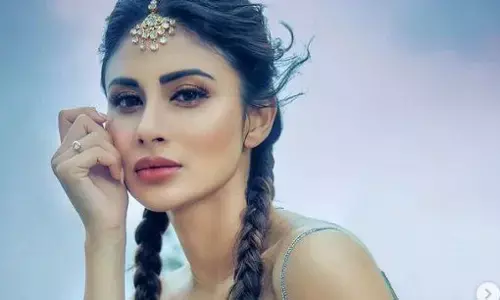 मौनी रॉय ने ब्लैक स्कर्ट में दिखाया अपना परफेक्ट फिगर, जरा दिल थाम कर देखें तस्वीरें मौनी रॉय ने ब्लैक स्कर्ट में दिखाया अपना परफेक्ट फिगर, जरा दिल थाम कर देखें तस्वीरें