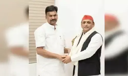 अखिलेश यादव से मिले बीजेपी विधायक राकेश राठौर, यूपी में बढ़ी सियासी हलचल तेज अखिलेश यादव से मिले बीजेपी विधायक राकेश राठौर, यूपी में बढ़ी सियासी हलचल तेज