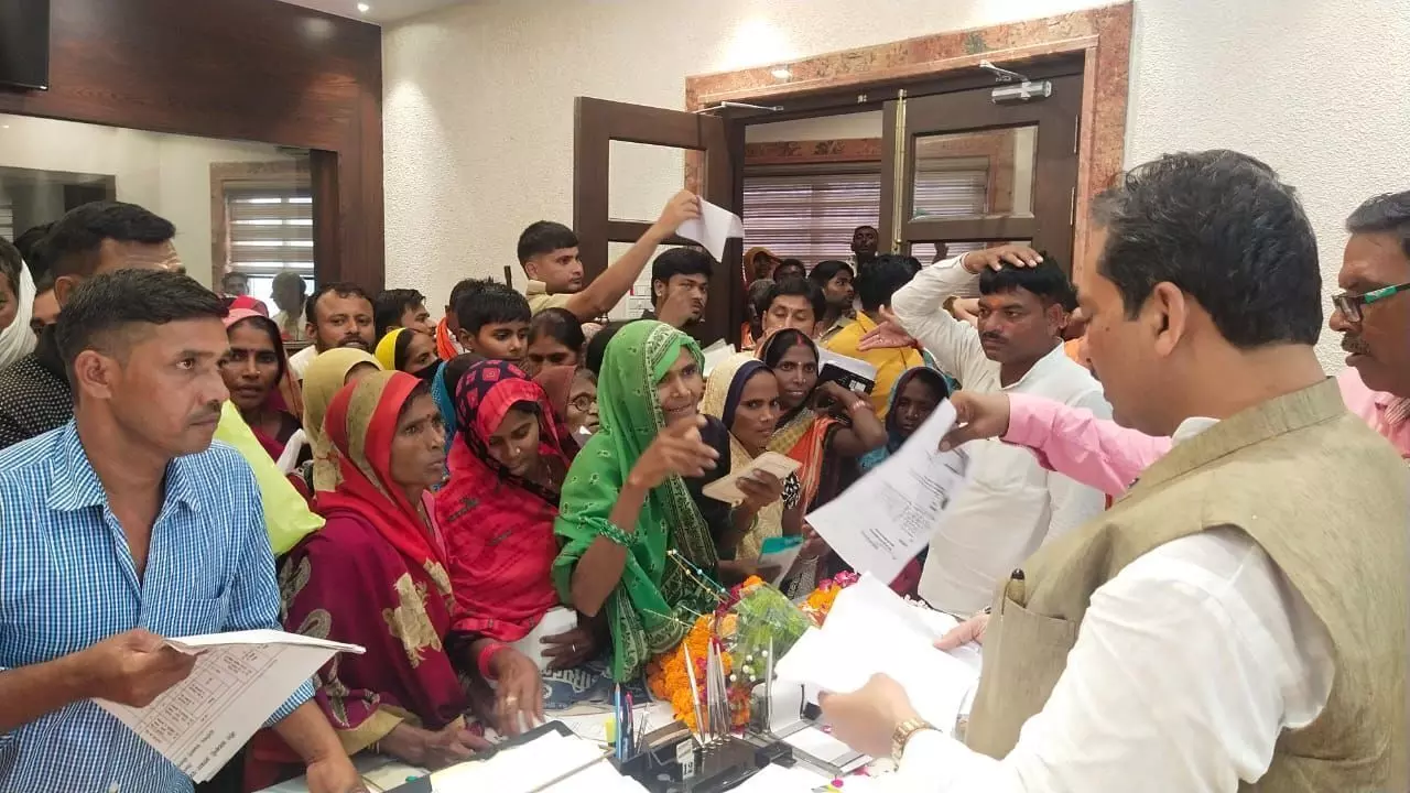 सैकड़ो पीड़ित कमजोर बीमार व्यक्तियो ने विधायक से फरियाद कर मांगा न्याय सैकड़ो पीड़ित कमजोर बीमार व्यक्तियो ने विधायक से फरियाद कर मांगा न्याय