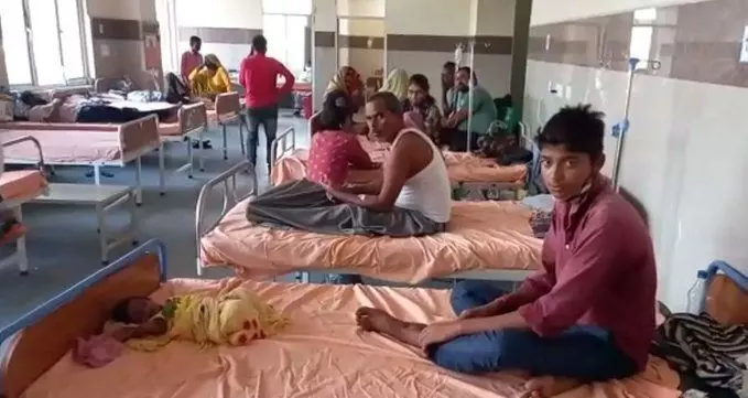 फिरोजाबाद के बाद एटा में तेज बुखार से हाहाकार, सैकड़ों लोग बीमार